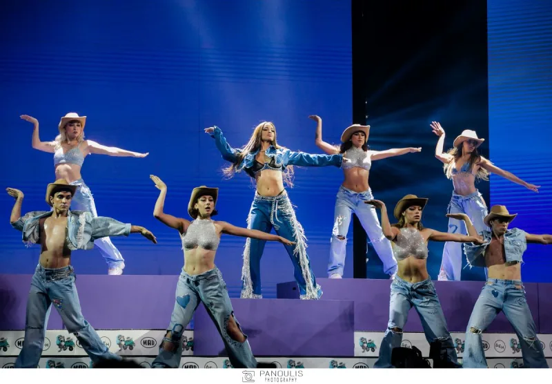 Τραγουδίστρια και χορευτές στη σκηνή των Mad Video Music Awards 2022.
