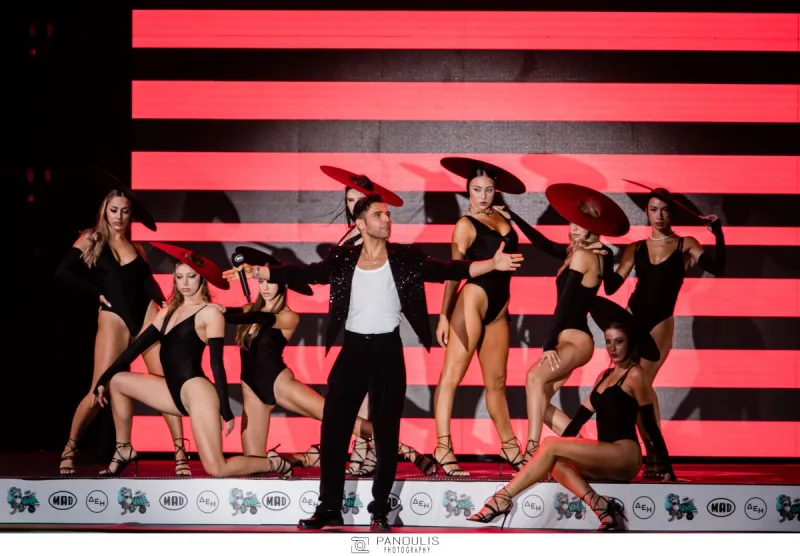 Καλλιτέχνης στη σκηνή των Mad Video Music Awards 2022 με χορεύτριες.