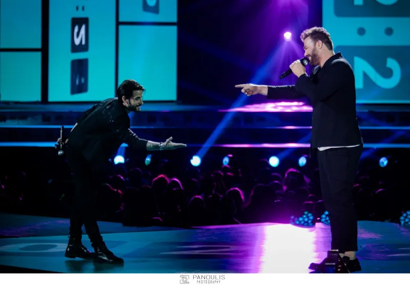 Δύο καλλιτέχνες στη σκηνή των Mad Video Music Awards 2022.