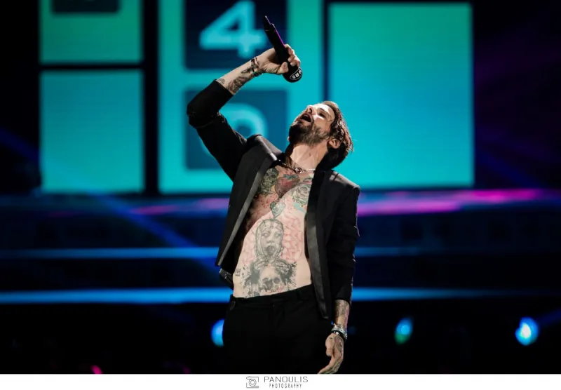 Καλλιτέχνης με τατουάζ στη σκηνή των Mad Video Music Awards 2022.