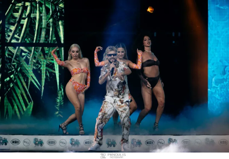 Καλλιτέχνης στη σκηνή των Mad Video Music Awards 2022 με χορεύτριες.