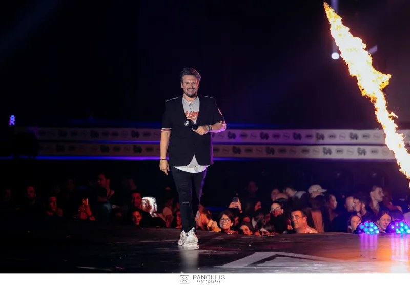 Καλλιτέχνης στη σκηνή των Mad Video Music Awards 2022.