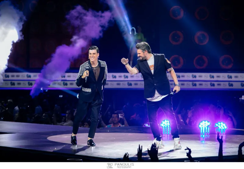 Δύο καλλιτέχνες στη σκηνή των Mad Video Music Awards 2022.