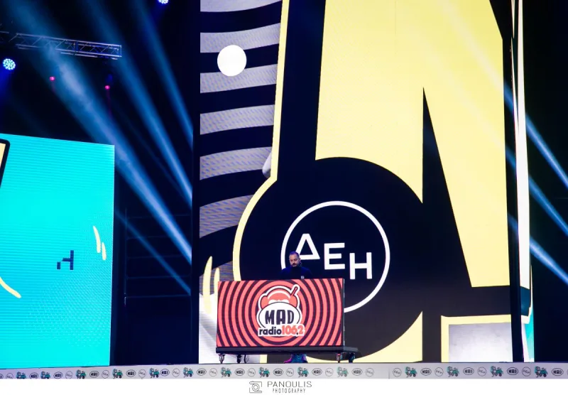 DJ σε σκηνή με μεγάλες οθόνες στα Mad Video Music Awards 2022.