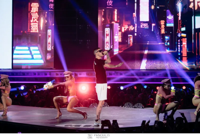 Καλλιτέχνης στη σκηνή των Mad Video Music Awards 2022 με χορεύτριες.