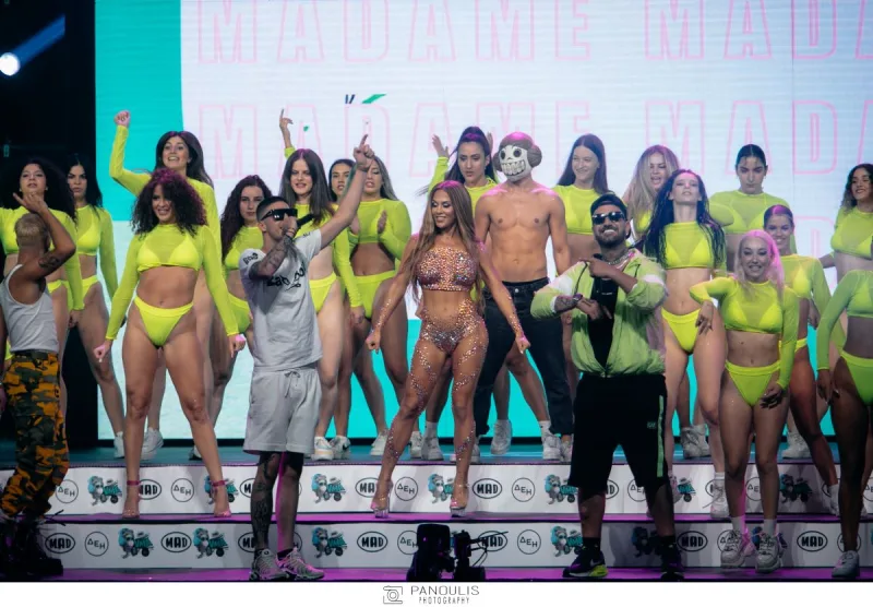 Καλλιτέχνες και χορευτές στη σκηνή των Mad Video Music Awards 2022.