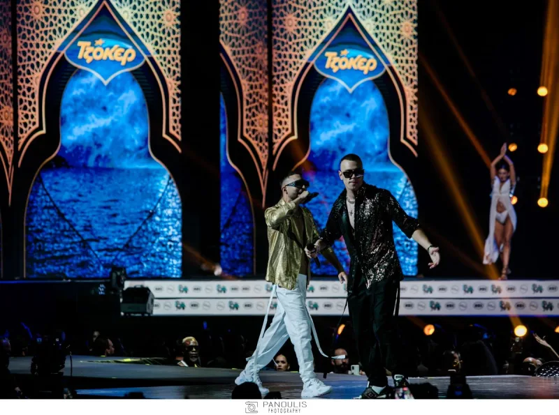 Δύο καλλιτέχνες στη σκηνή των Mad Video Music Awards 2022.