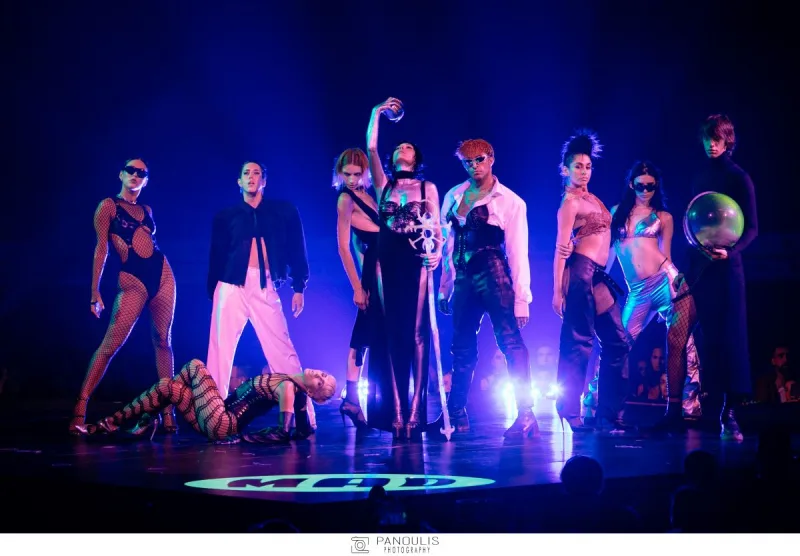 Καλλιτέχνες και χορευτές στη σκηνή των Mad Video Music Awards 2022.