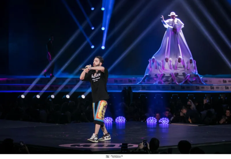 Καλλιτέχνης στη σκηνή των Mad Video Music Awards 2022.