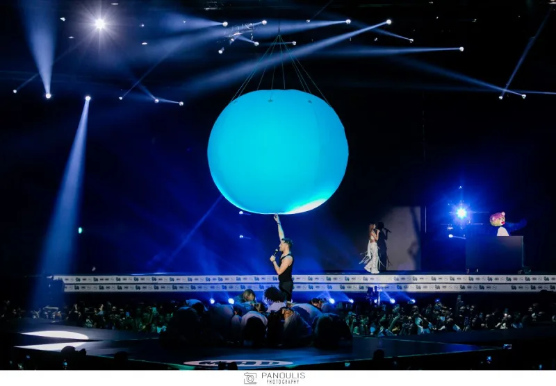 Καλλιτέχνης στη σκηνή των Mad Video Music Awards 2022 με μια μεγάλη μπλε σφαίρα.