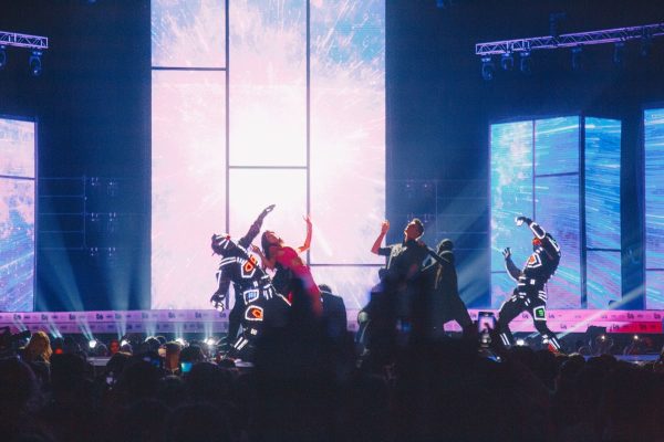 Ήβη Αδάμου & Γιώργος Κακοσαίος – Δίπλα σου | MadVMA22 από τη ΔΕΗ