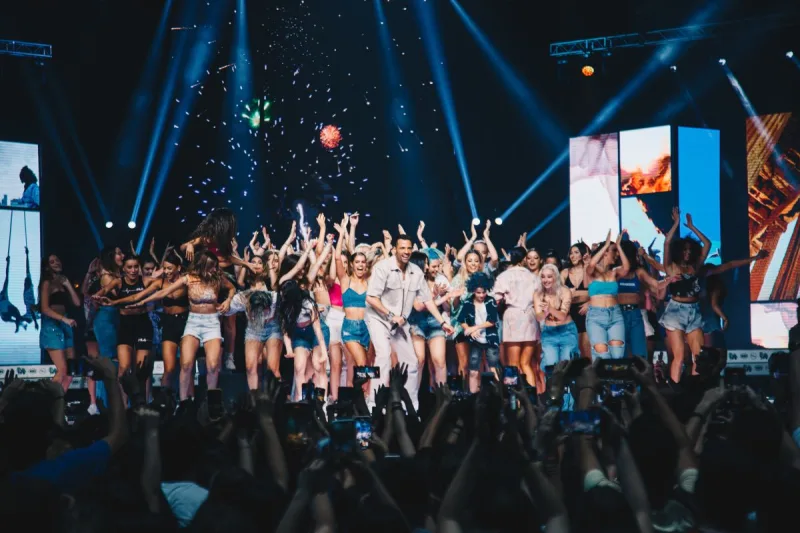 Ο Κωνσταντίνος Αργυρός στη σκηνή των Mad VMA 2022 με πλήθος χορευτών.