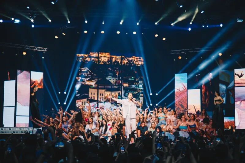 Ο Κωνσταντίνος Αργυρός στη σκηνή των Mad VMA 2022 με πλήθος κόσμου.