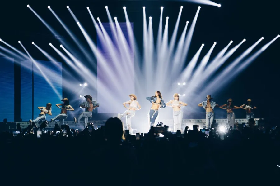 Η Ελένη Φουρέιρα στη σκηνή των Mad VMA 2022 με χορευτές.