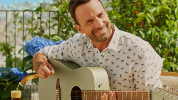 Nescafé® Frappé: «Καλοκαιράκι, βραδινό μπανάκι» με τον Γιώργο Λιανό