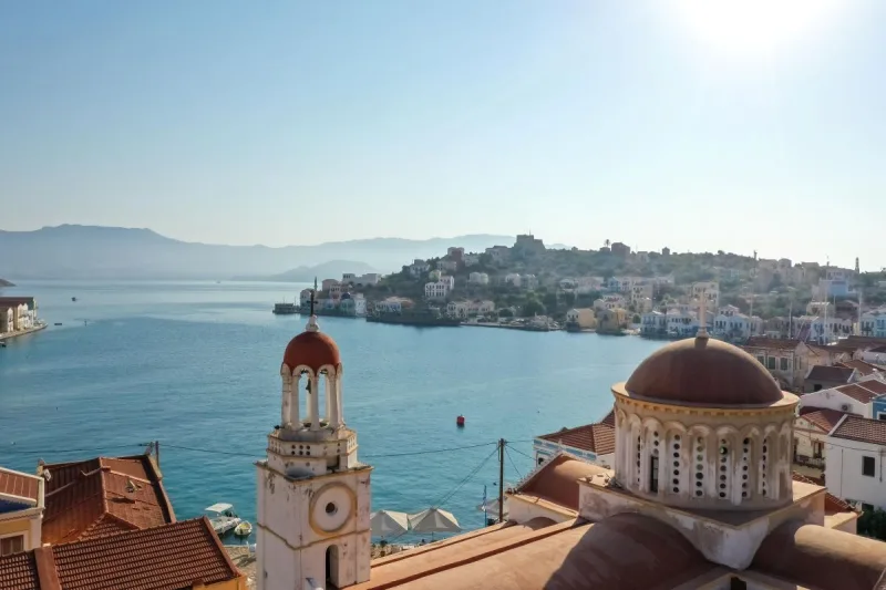 Πανοραμική άποψη του Καστελλόριζου με την εκκλησία του Αγίου Γεωργίου του Πηγαδιού σε πρώτο πλάνο.