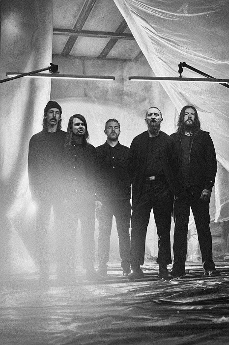 Πενταμελές rock συγκρότημα σε ασπρόμαυρη φωτογραφία.