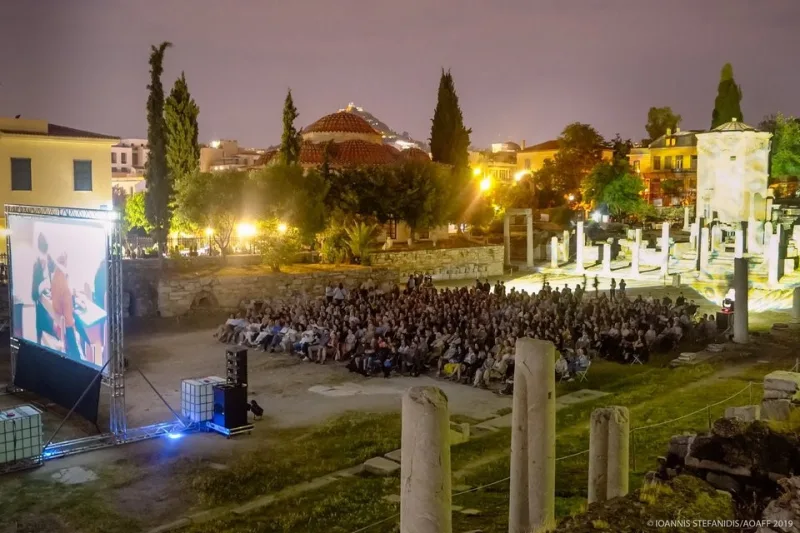 Προβολή ταινίας στο 12ο Athens Open Air Film Festival σε αρχαιολογικό χώρο.