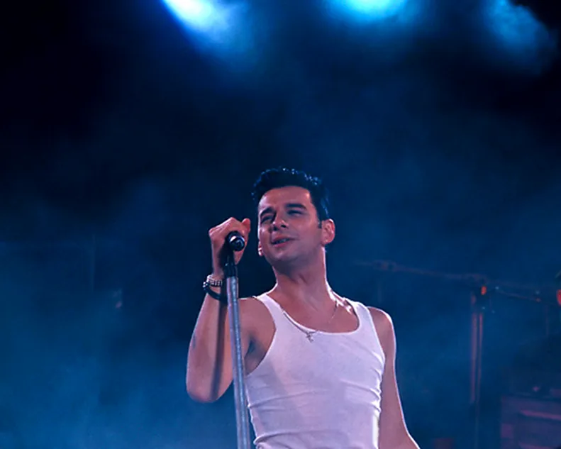 Ο Dave Gahan των Depeche Mode τραγουδάει στη σκηνή.