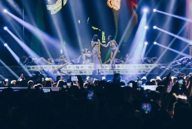 Η Αναστασία και η Άσπα στη σκηνή των Mad VMA 2022.