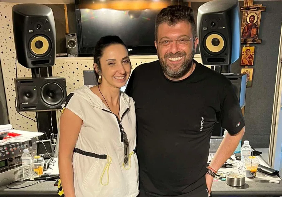 Η Evgenia σε στούντιο ηχογράφησης με συνεργάτη της.
