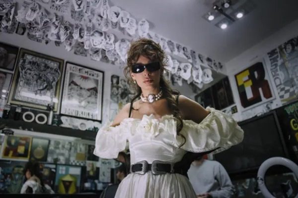 Ελένη Φουρέιρα: To άκρως ανατρεπτικό videο clip του “Poli_Ploki”