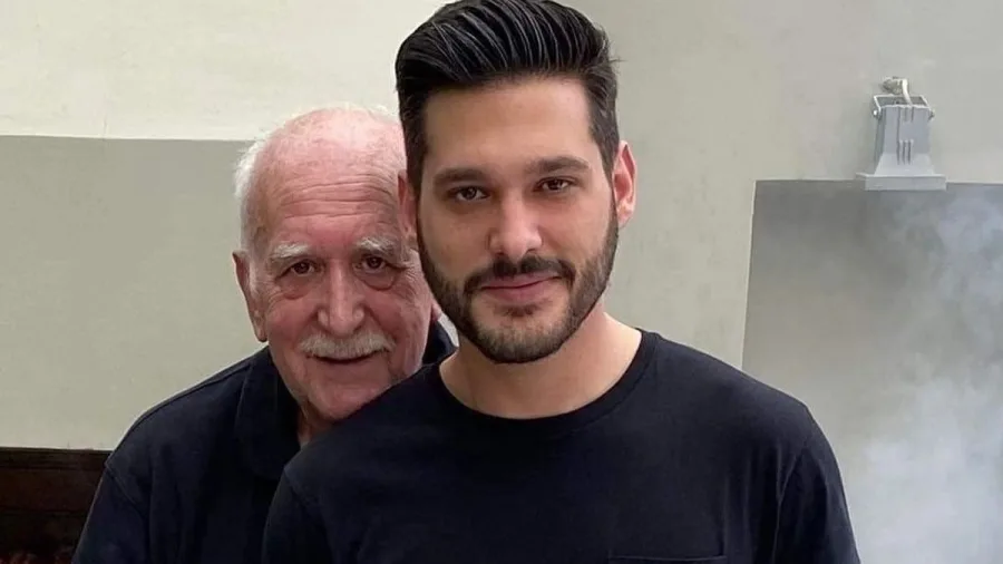 Ο Φοίβος Παπαδάκης με τον πατέρα του, Γιώργο Παπαδάκη.