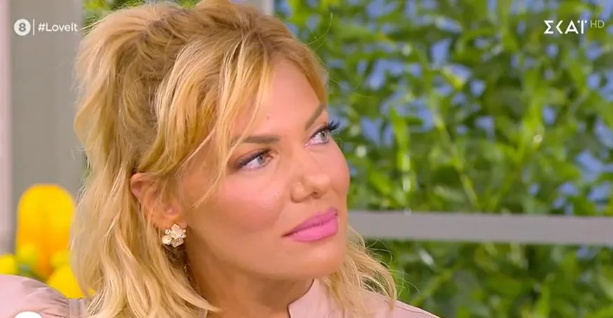 Η Ιωάννα Μαλέσκου σε τηλεοπτικό πλατό.