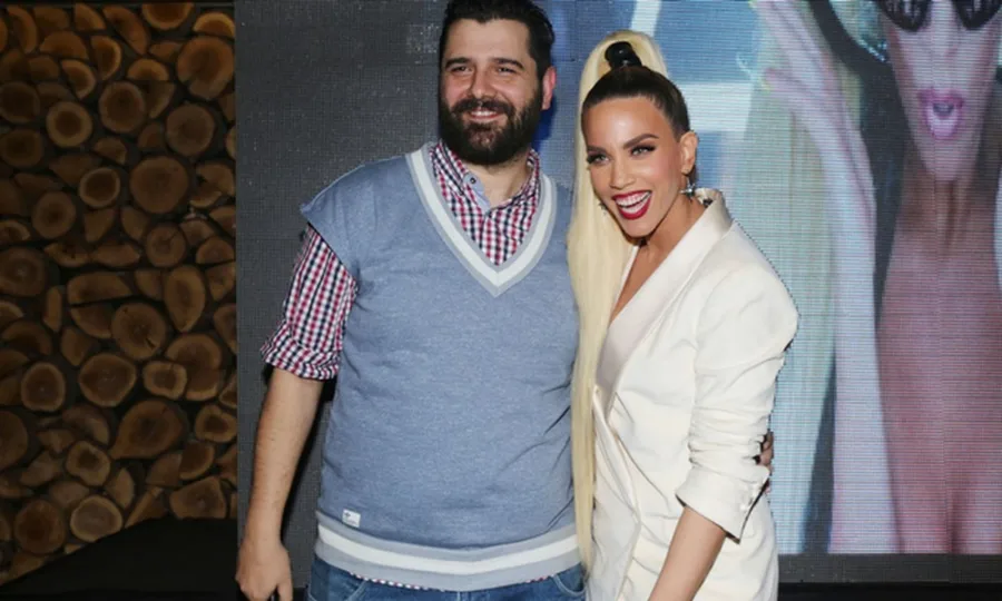 Η Κατερίνα Στικούδη και ο Βαγγέλης Σερίφης ποζάρουν χαμογελαστοί.