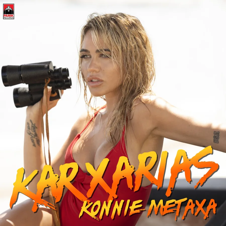 Η Konnie Metaxa με κόκκινο μαγιό κρατά κιάλια στο εξώφυλλο του τραγουδιού Karxarias.