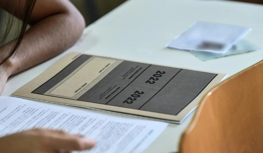Τετράδιο Πανελληνίων Εξετάσεων 2022 πάνω σε θρανίο.