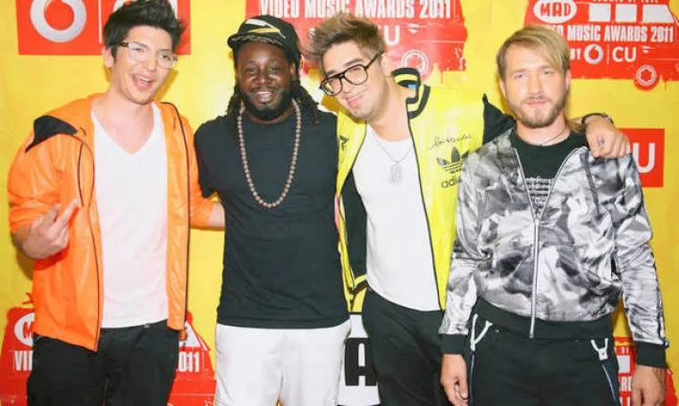 Ο T-Pain με μέλη των OtherView στα Mad VMA 2011.