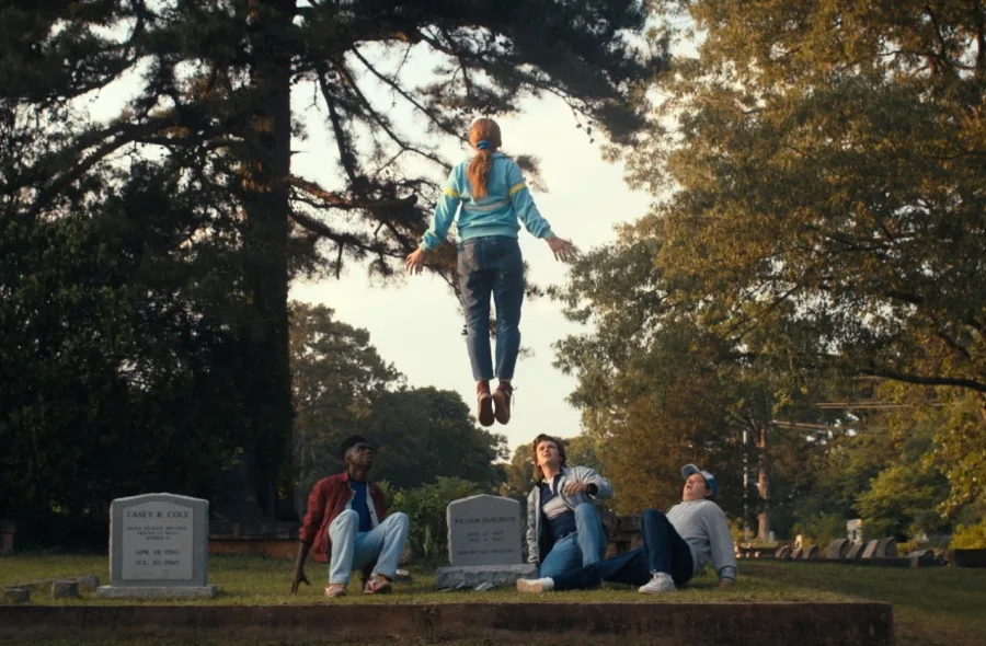 Σκηνή από τη σειρά Stranger Things με κοπέλα να αιωρείται πάνω από τάφο.