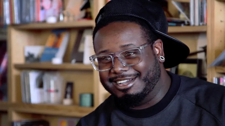 Ο T-Pain με γυαλιά και καπέλο σε εσωτερικό χώρο