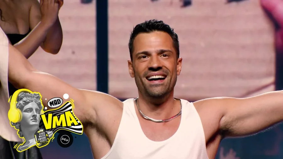 Ο Κωνσταντίνος Αργυρός στη σκηνή των Mad VMA 2022.