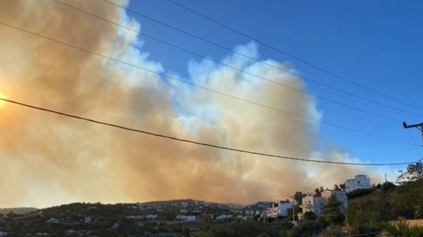 Φωτιά στην Πεντέλη: Διακοπές ρεύματος σε Πεντέλη και Παλλήνη