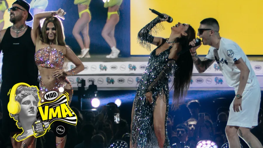 Ο Πέτρος Ιακωβίδης και η Josephine στη σκηνή των Mad VMA 2022.