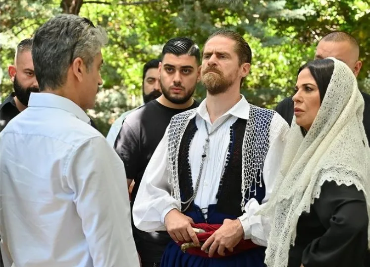 Ο Μαθιός με παραδοσιακή κρητική ενδυμασία σε σκηνή από τη σειρά Σασμός.