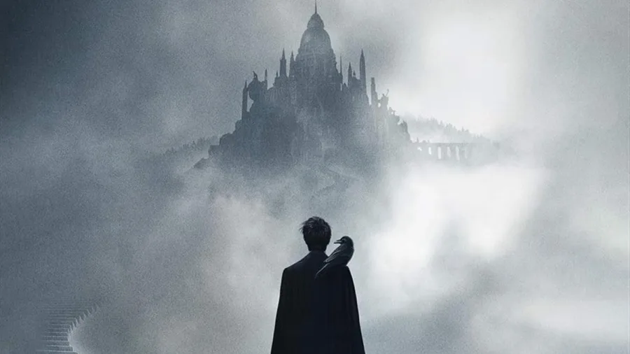 Ο πρωταγωνιστής της σειράς The Sandman κοιτάζει ένα κάστρο μέσα στην ομίχλη.