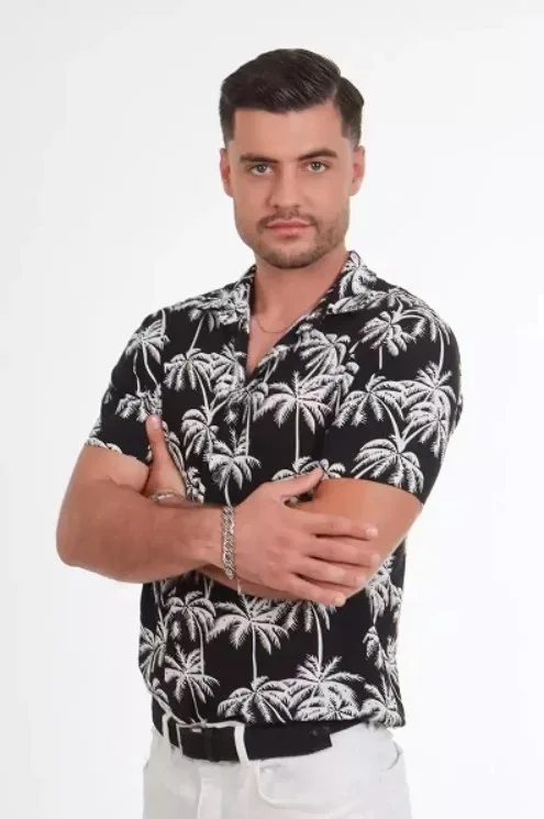 Άνδρας παίκτης του Love Island με μαύρο πουκάμισο με φοίνικες.