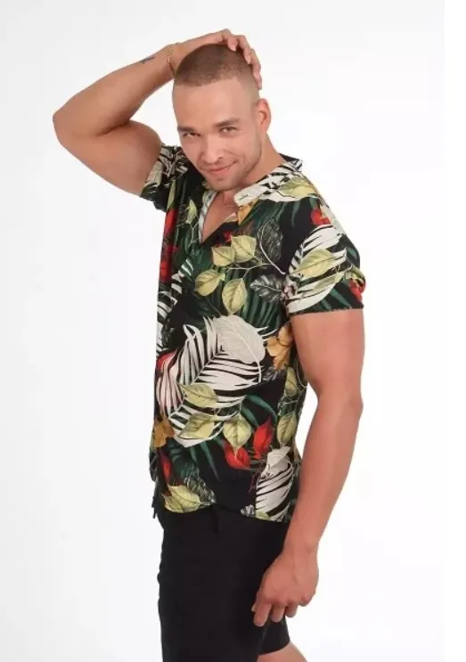 Άνδρας παίκτης του Love Island με τροπικό πουκάμισο.