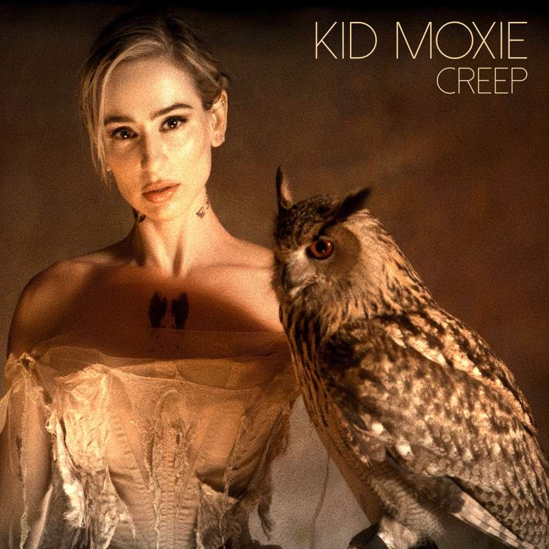 Η Kid Moxie με μια κουκουβάγια για το εξώφυλλο της διασκευής του Creep.
