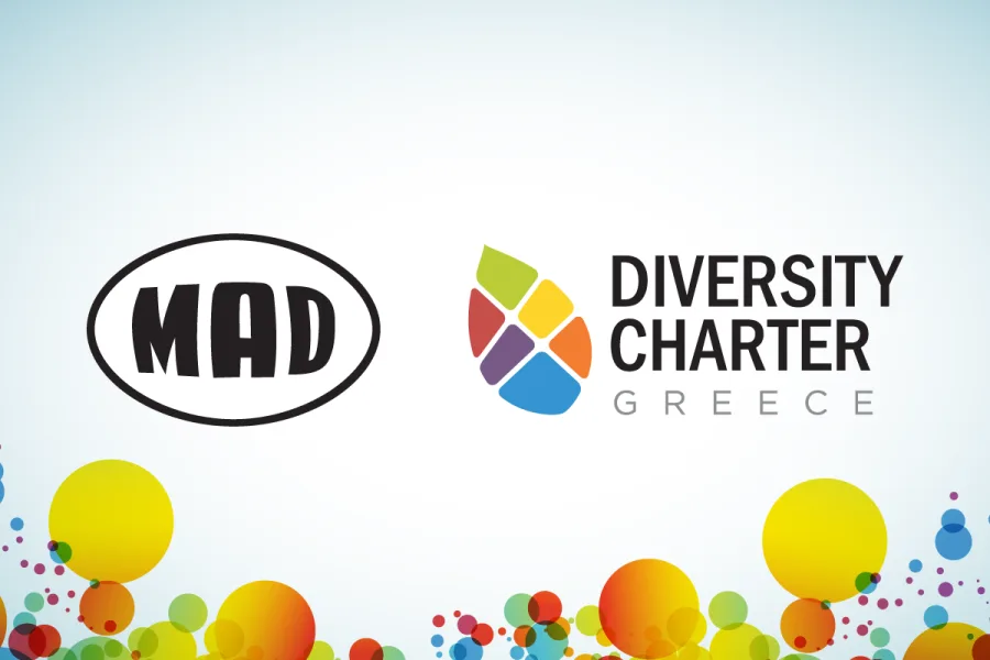 Λογότυπα MAD και Χάρτας Διαφορετικότητας σε λευκό φόντο με χρωματιστούς κύκλους.