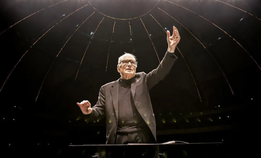 Ο συνθέτης Ennio Morricone διευθύνει ορχήστρα σε σκηνή