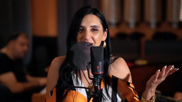 Εvgenia: Εντυπωσιάζει με το νέο medley-live in studio