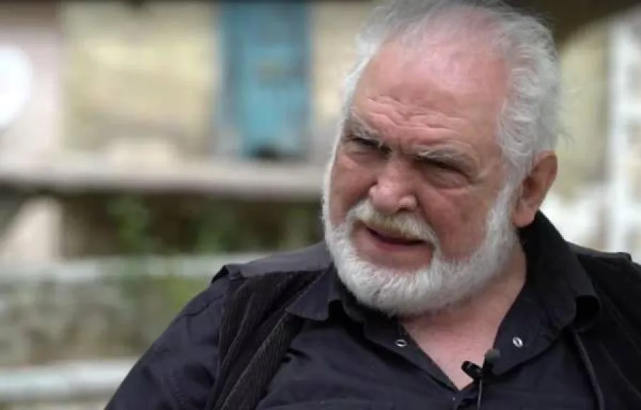 Ο Κώστας Καζάκος σε κοντινό πλάνο.