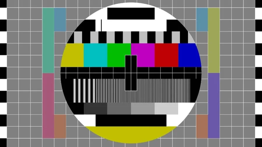 Κλασικό σήμα ελέγχου τηλεόρασης (test pattern) με χρωματιστές μπάρες και γεωμετρικά σχήματα.
