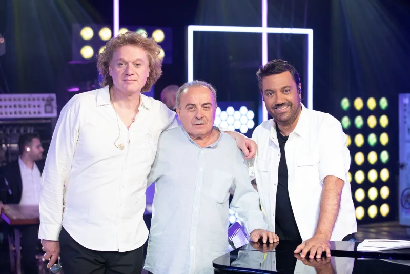 Ο Γιώργος Θεοφάνους με δύο άνδρες σε τηλεοπτικό πλατό.