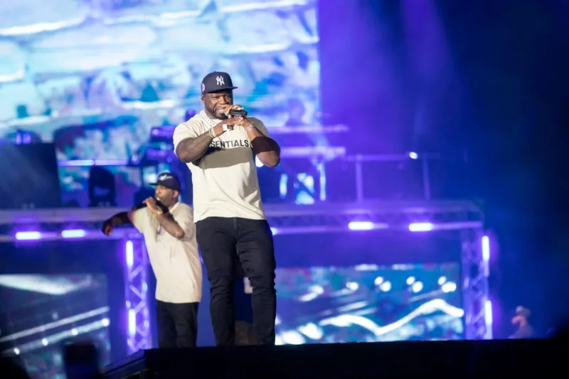 Ο 50 Cent στη σκηνή του ΟΑΚΑ κατά τη διάρκεια συναυλίας.