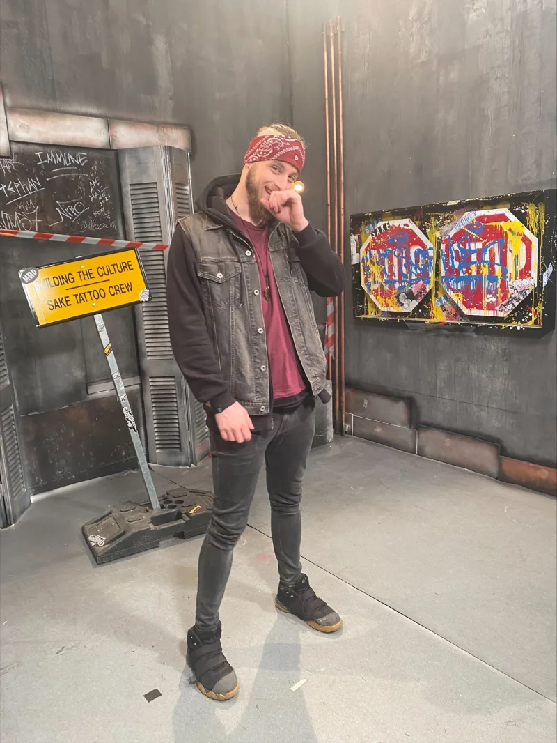 Παρουσιαστής του MAD TV σε σκηνικό με γκράφιτι.